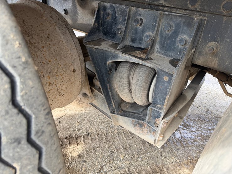 #1049-•-2005-mack-granite-tri-axle-dump-image-40