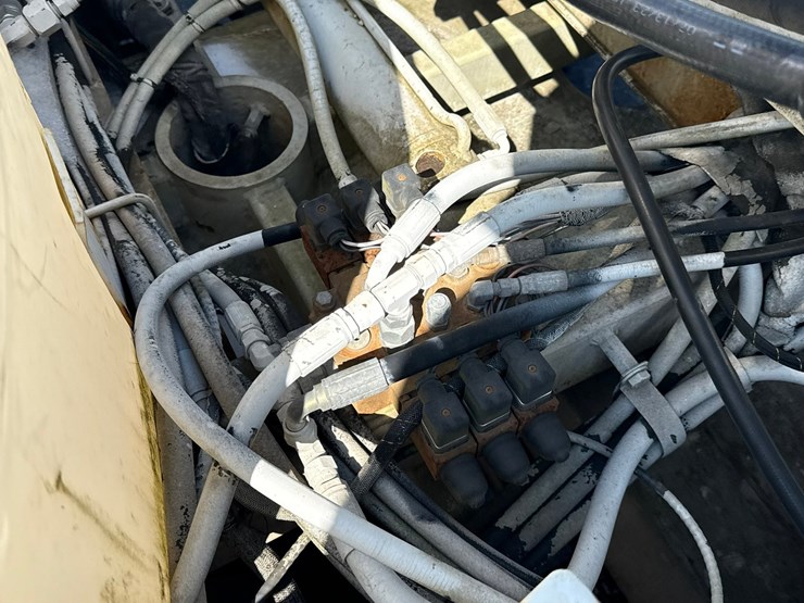 2002-freightliner-fl80-image-36