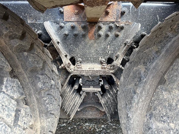 2016-massey-ferguson-8-image-48