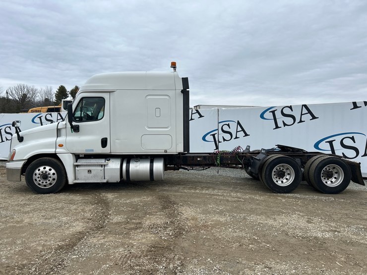 2017-massey-ferguson-8-image-2