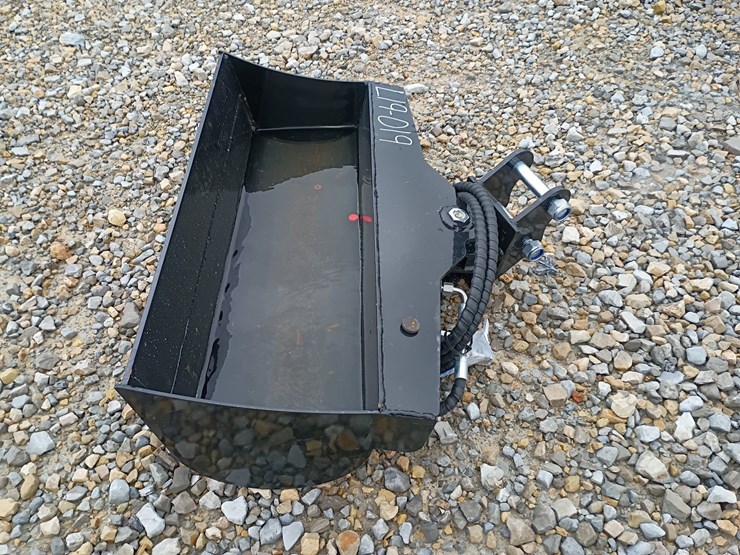 #l19-019-•-tpm-32"-bucket-mini-excavator-attachment-image-4