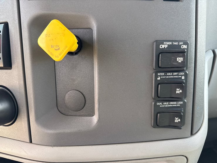 2016-massey-ferguson-8-image-73