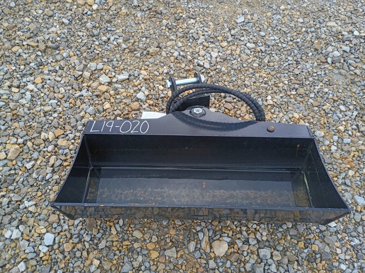 #l19-020-•-tpm-32"-bucket-mini-excavator-attachment-image-1