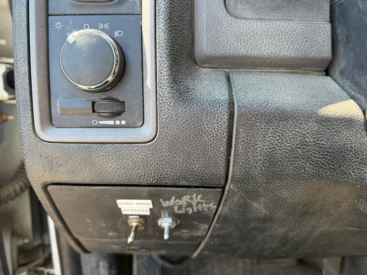 #1062-•-2015-ram-5500-heavy-duty-service-truck-image-33