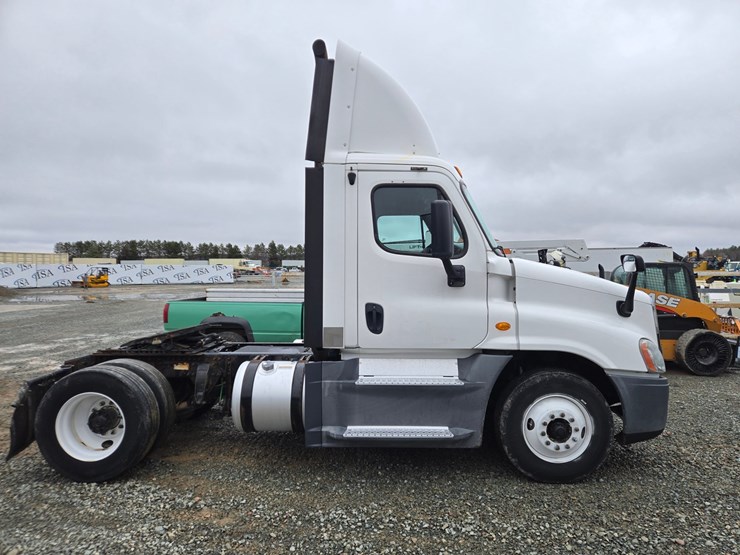 2016-freightliner-cascadia-125-image-7