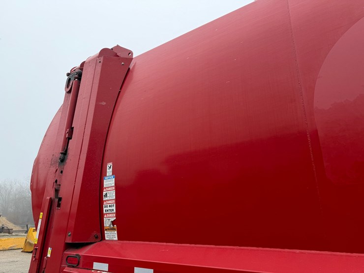 #1360-•-2019-peterbilt-pb520-side-load-garbage-truck-image-26