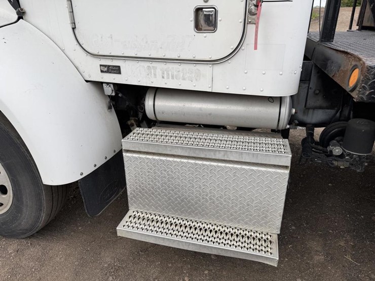 2003-peterbilt-330-image-15