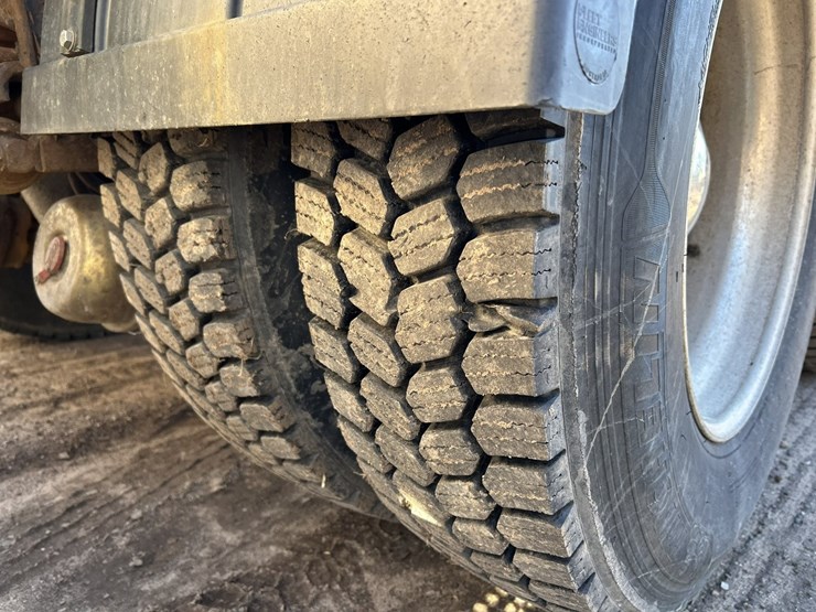 2005-peterbilt-379-image-97