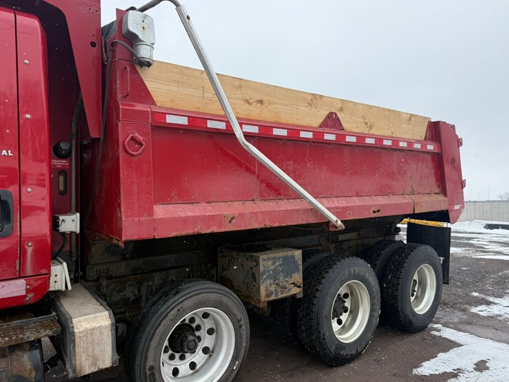 #1052-•-2007-international-7600sfa-tri-axle-dump-truck-image-12