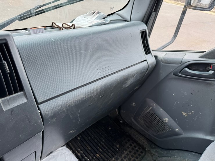 2019-isuzu-nrr-image-35