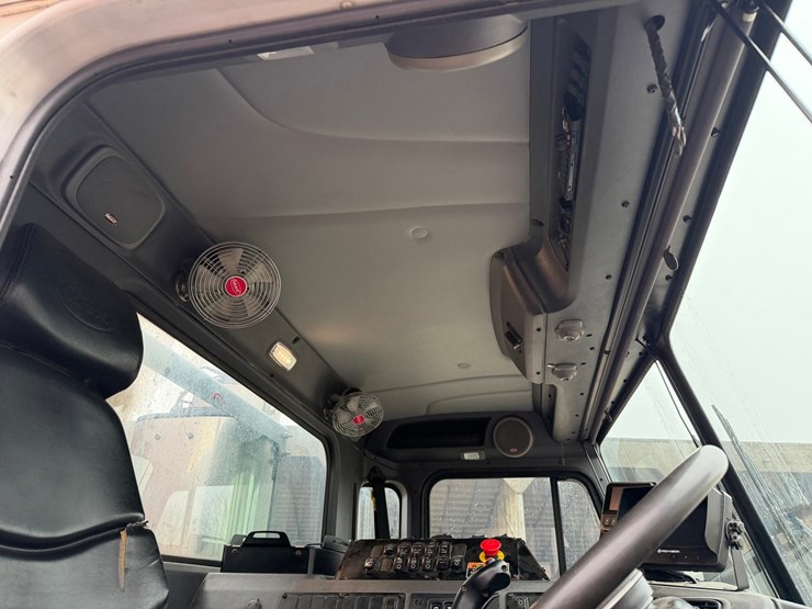 #1360-•-2019-peterbilt-pb520-side-load-garbage-truck-image-67