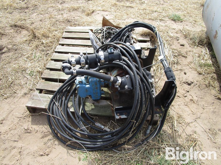 john-blue-hydraulic-fertilizer-attachment-image-2