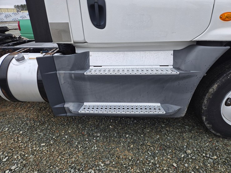 2016-freightliner-cascadia-125-image-17