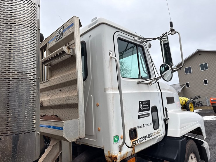 1996-mack-ch613-image-39