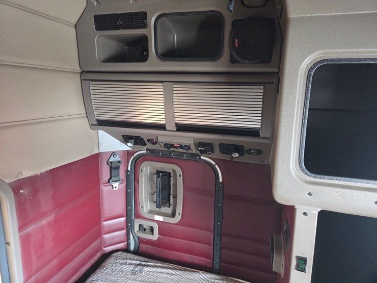 2007-peterbilt-579-image-61