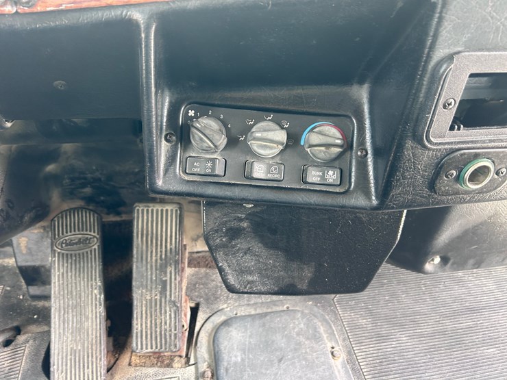 1999-peterbilt-379-image-54