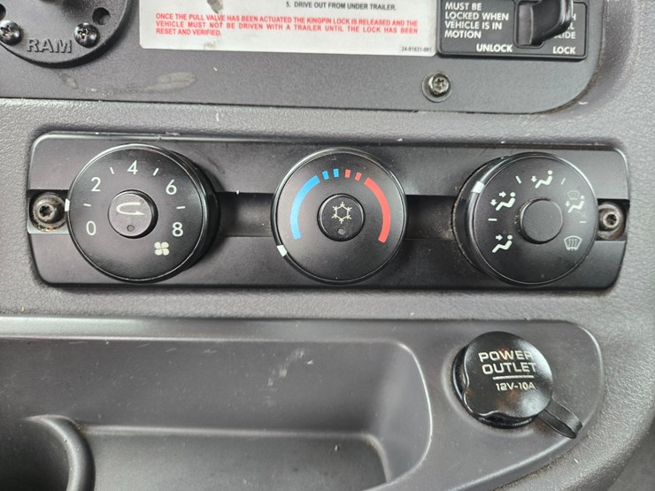 2016-freightliner-cascadia-125-image-65