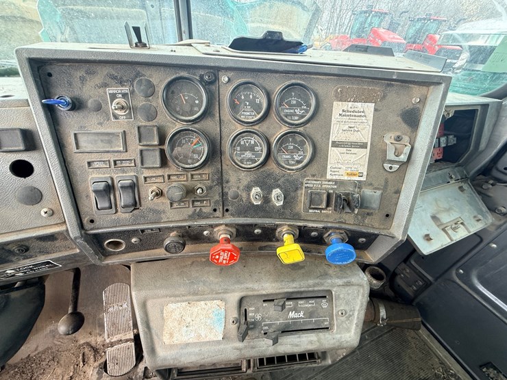 1999-mack-dm690-image-65