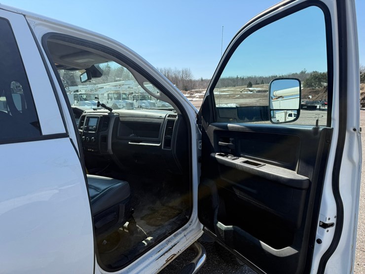 #1060-•-2015-ram-5500-heavy-duty-service-truck-image-29