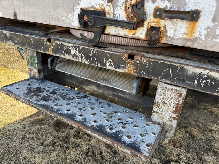 2010-ford-e350-image-21