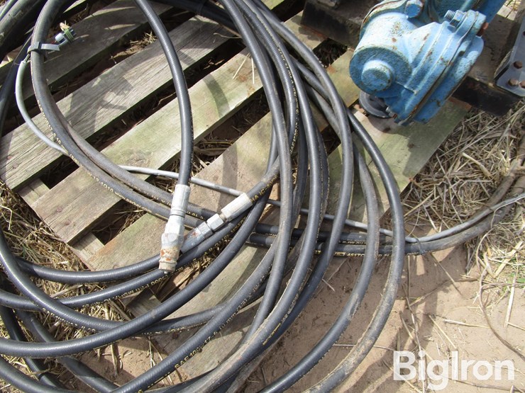 john-blue-hydraulic-fertilizer-attachment-image-18