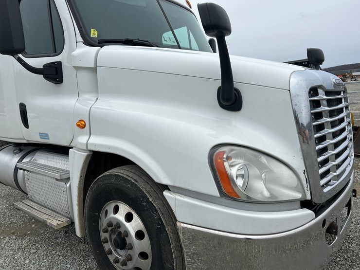 2017-massey-ferguson-8-image-10