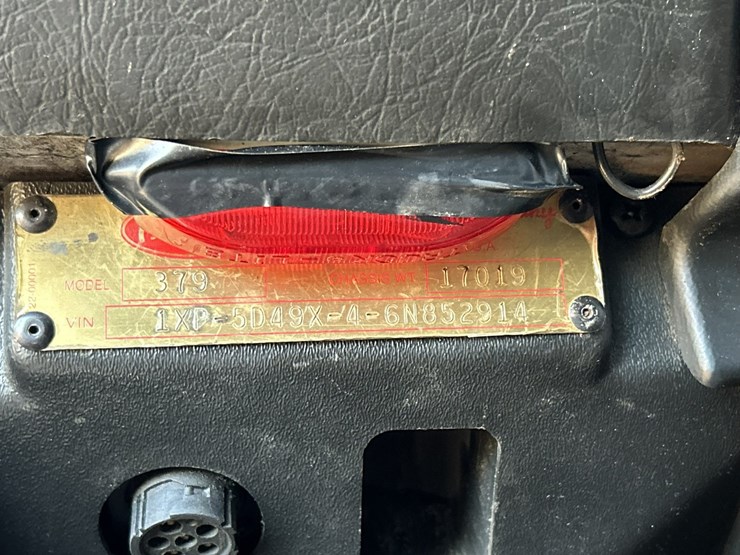 2005-peterbilt-379-image-100