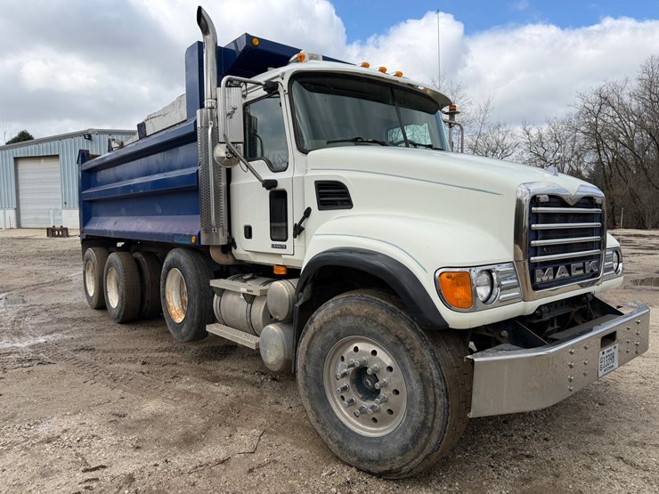 #1049-•-2005-mack-granite-tri-axle-dump-image-7