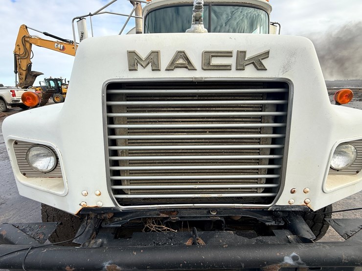 1988-mack-dm690s-image-41