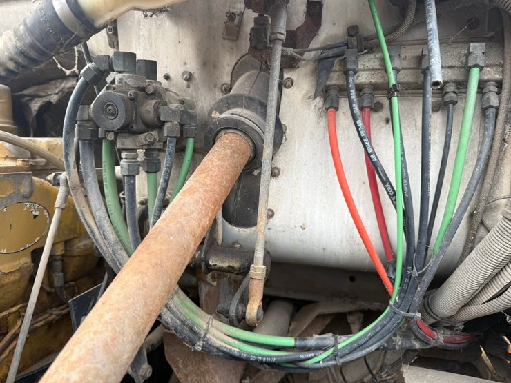 #1117-•-volvo-whitegmc-day-cab-truck-tractor-image-14