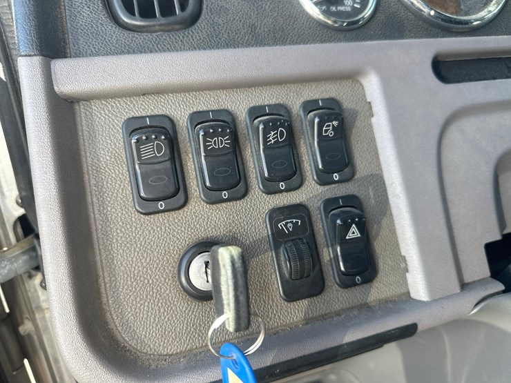 2013-peterbilt-365-image-36