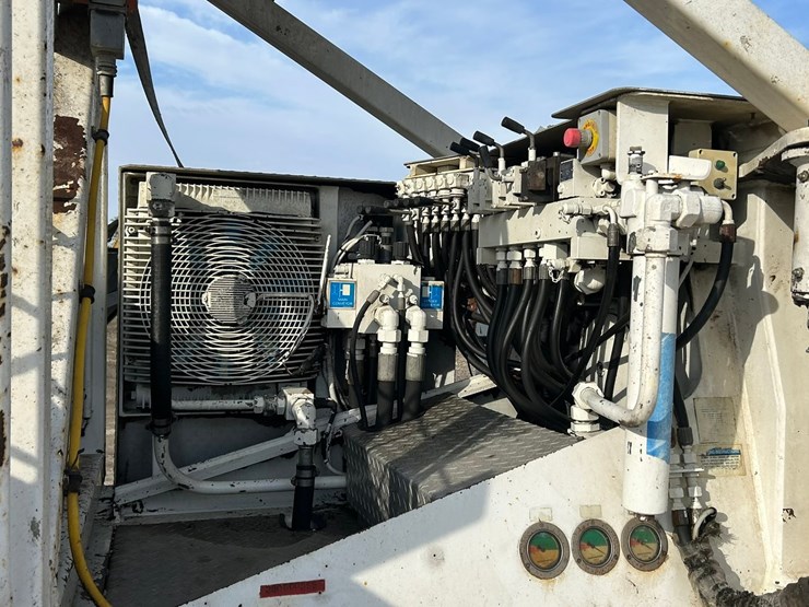 #2237-•-2006-mack-tri-axle-concrete-placement-truck-image-33