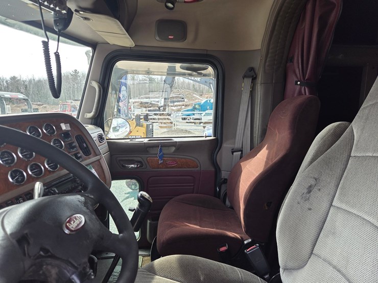 2007-peterbilt-579-image-58