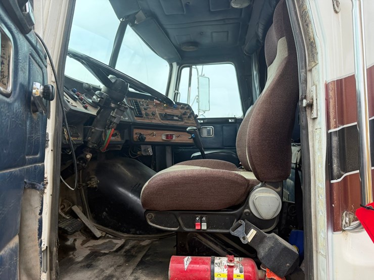 #1117-•-volvo-whitegmc-day-cab-truck-tractor-image-60