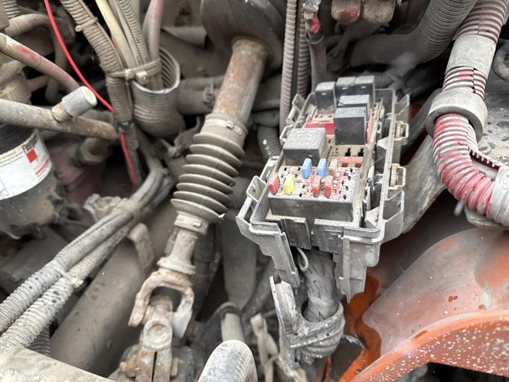 2016-massey-ferguson-8-image-12