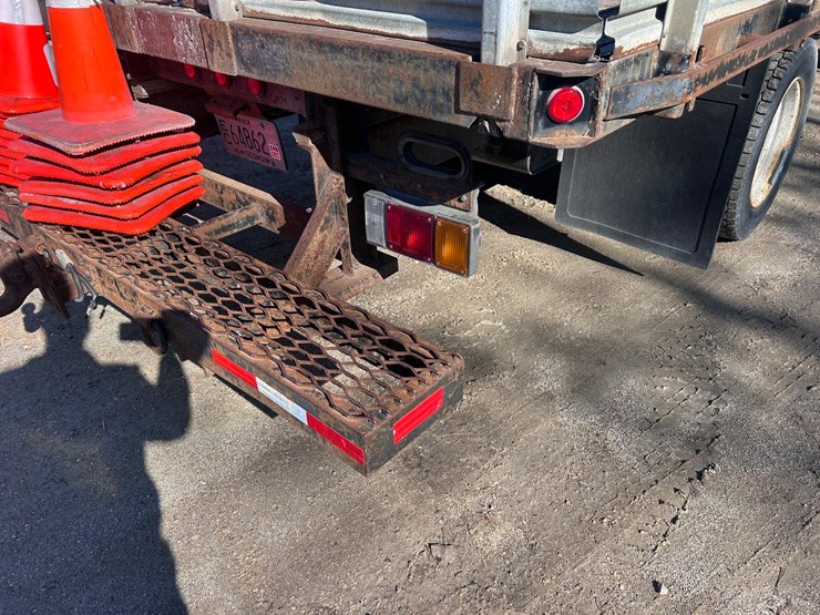 2012-isuzu-npr-image-19