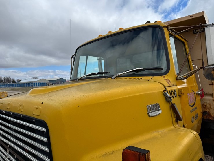 1977-ford-8000-image-8