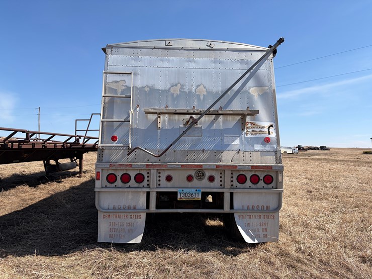 1980-cornhusker-800c-hopper-trailer-image-5