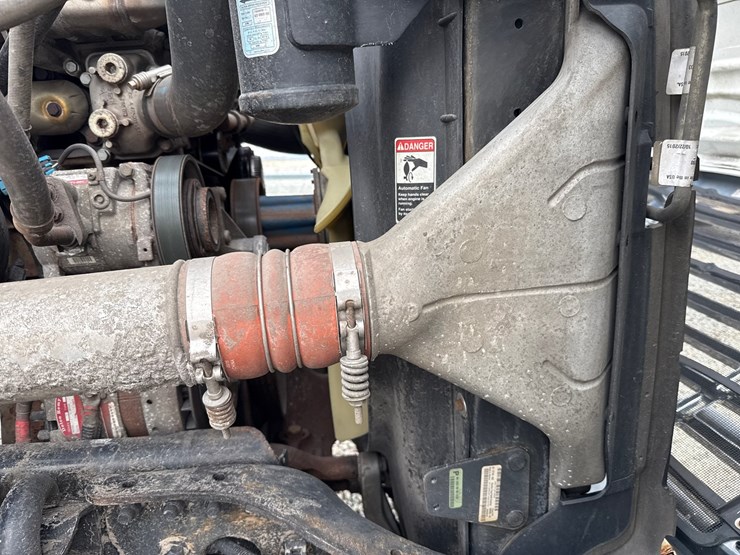 2016-massey-ferguson-8-image-21