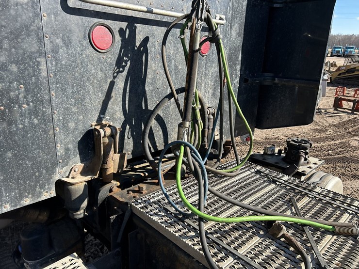 2005-peterbilt-379-image-41