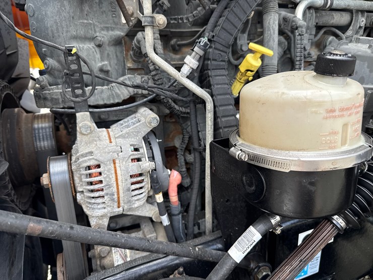 2016-massey-ferguson-8-image-15