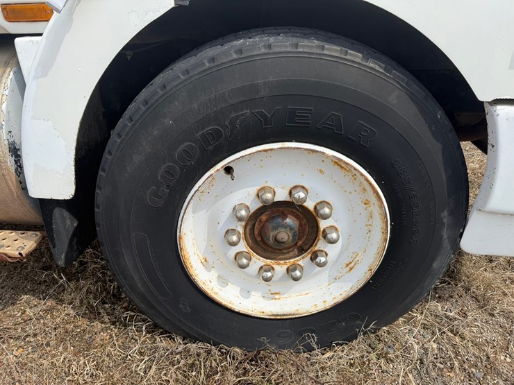 #1117-•-volvo-whitegmc-day-cab-truck-tractor-image-85