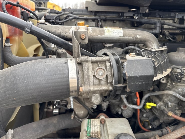 2016-massey-ferguson-8-image-17