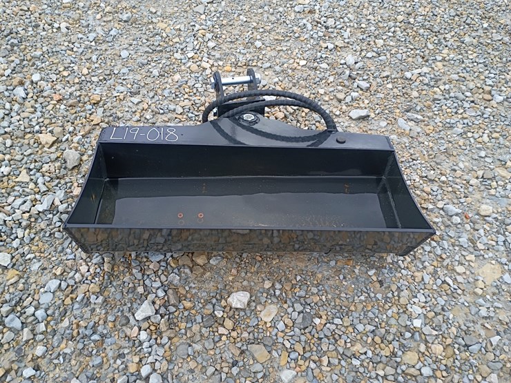 #l19-018-•-tpm-32"-bucket-mini-excavator-attachment-image-1