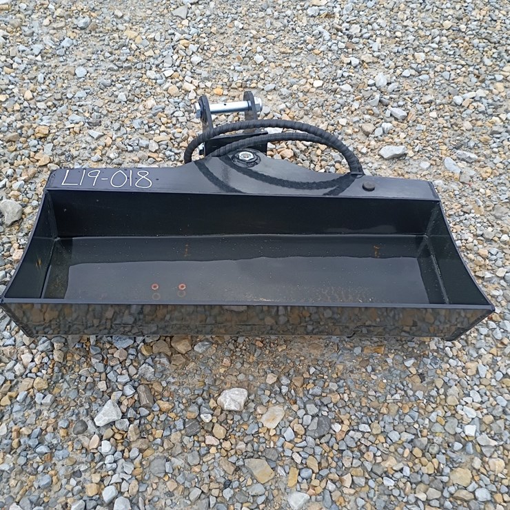 #L19-018 • TPM 32" Bucket Mini Excavator Attachment