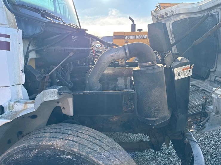 1998-freightliner-fl70-image-17