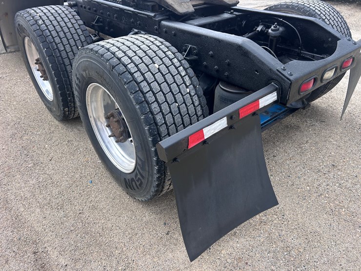 1999-peterbilt-379-image-17