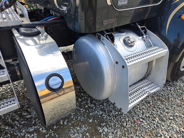 2013-peterbilt-337-image-16