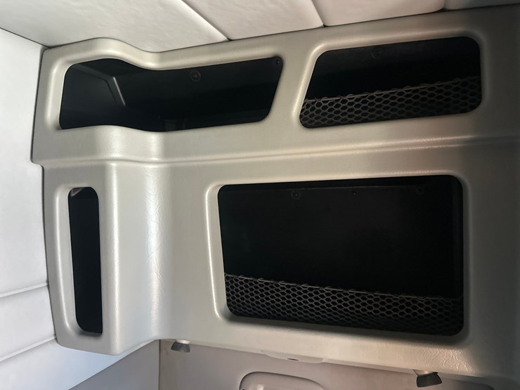 2013-peterbilt-365-image-52