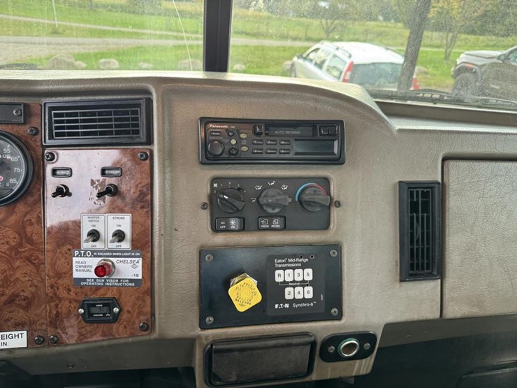 2003-peterbilt-330-image-54